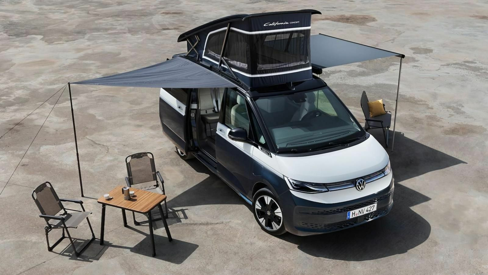 Volkswagen California z odprto streho in postavljeno kamp opremo